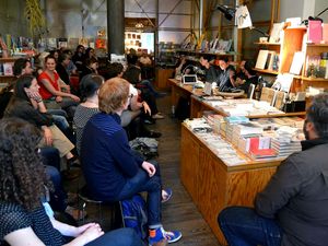 Publikum bei einer Lesung des Verlagshaus Berlin in einer Buchhandlung