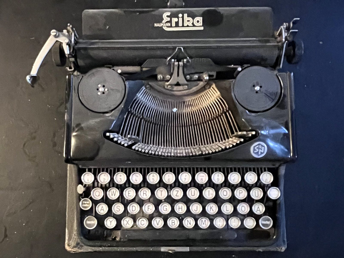 Alte Schreibmaschine der Marke Erika, von oben fotografiert